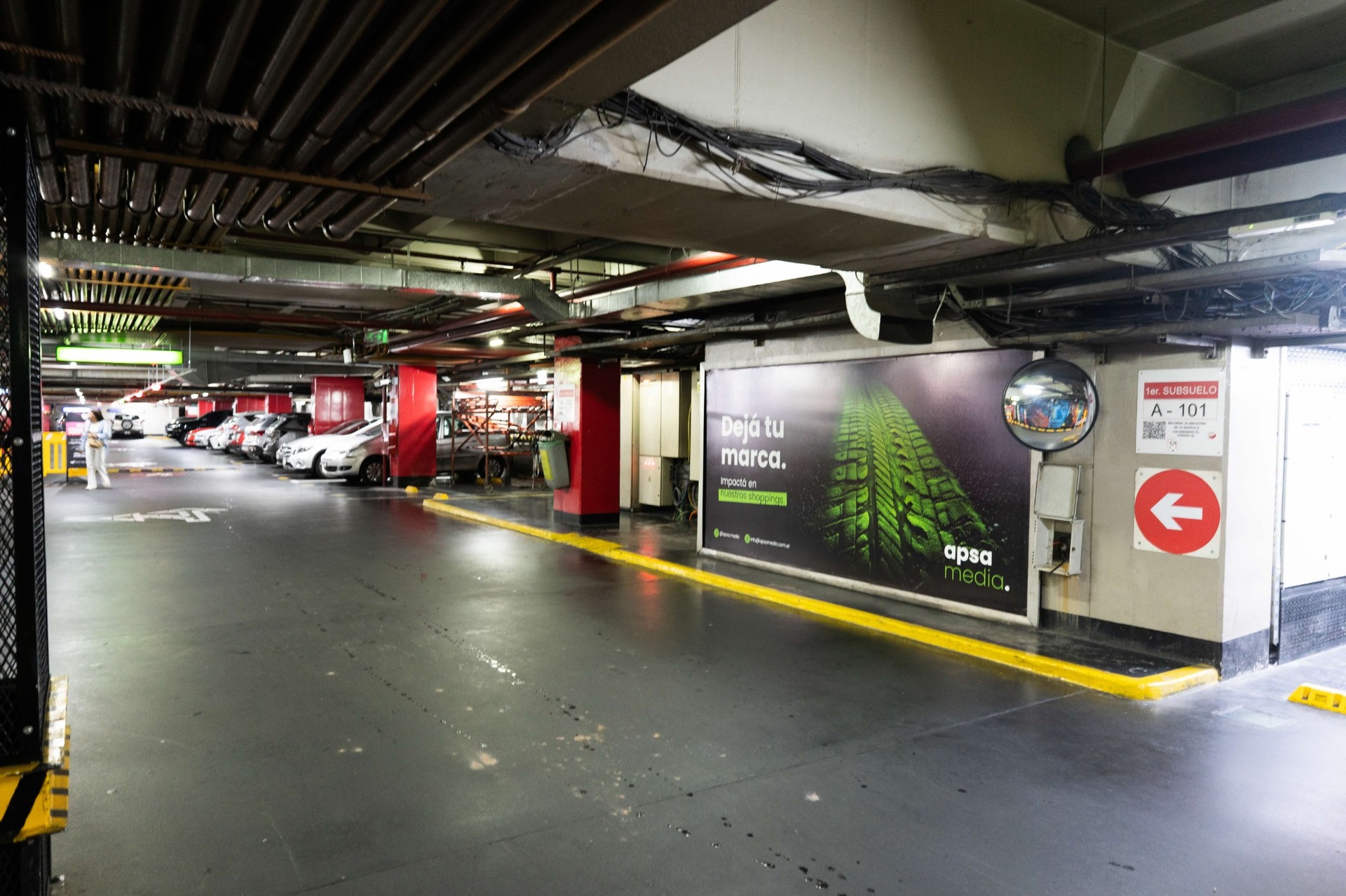 Cartel_en_parking_1920pxou
