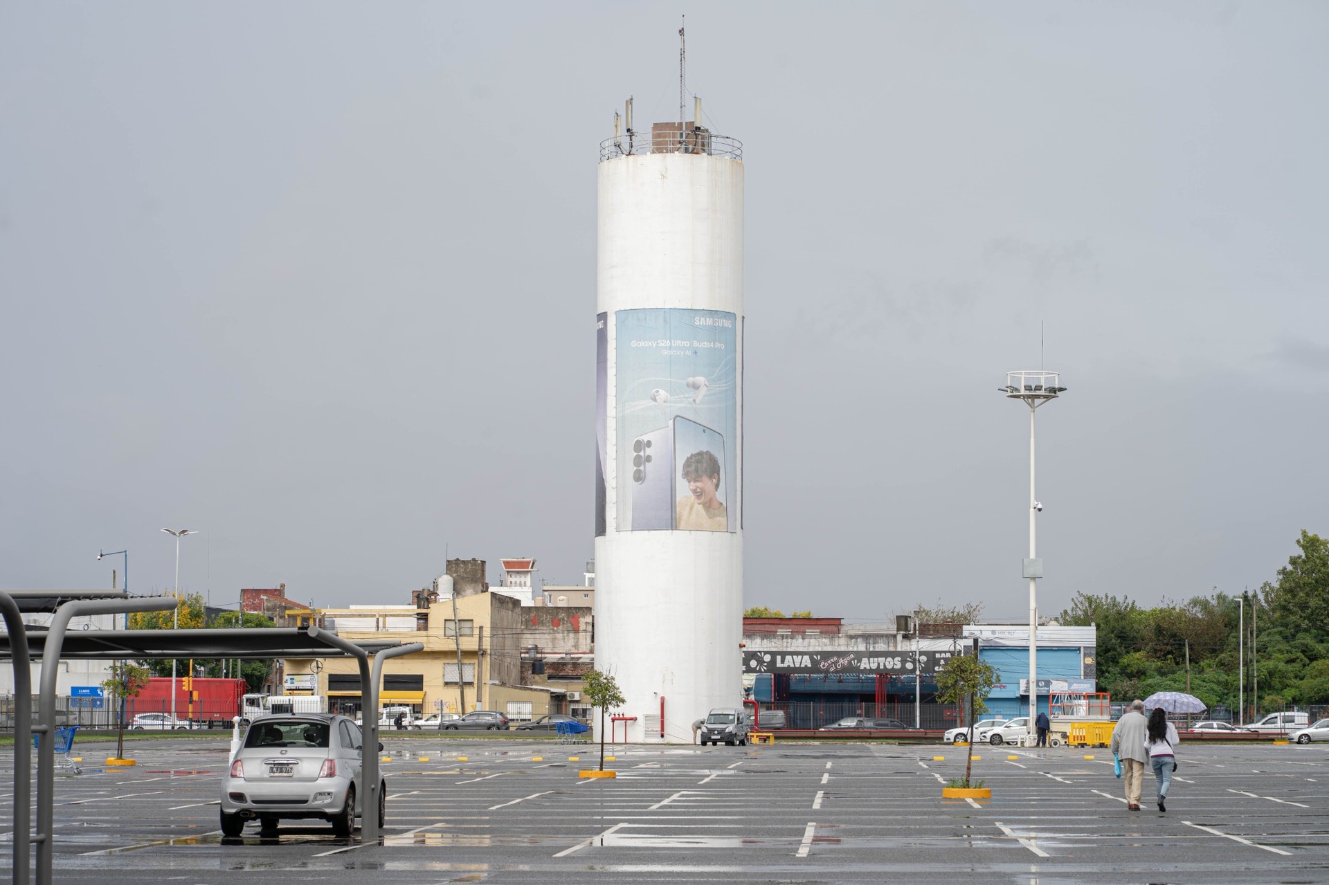 Lonas_en_tanque_de_agua_Parking_1920pxoyy